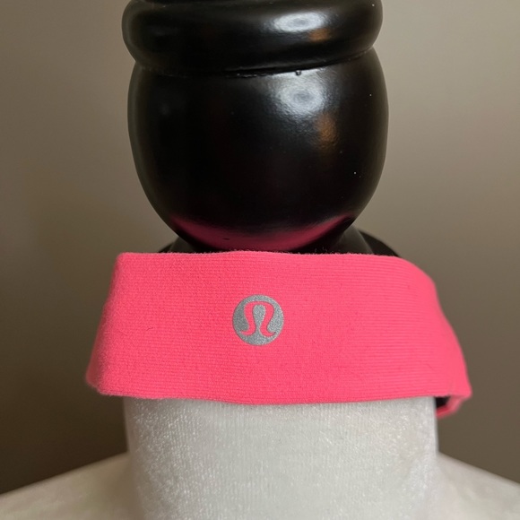 βSOLDβπ Lululemon headband crisp rip tag never worn ππΊπ€© - Picture 3 of 10